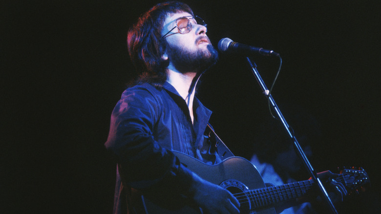 Gerry Rafferty plays guitar in 1978