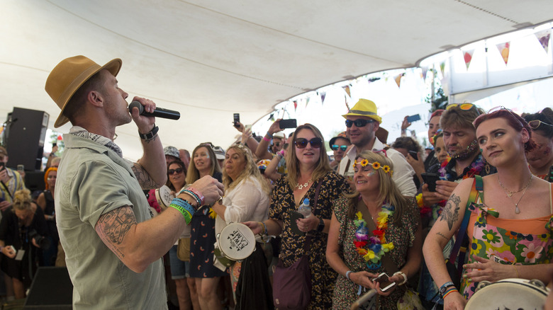 ronan keating singing karaoke on the isle of wight 2021