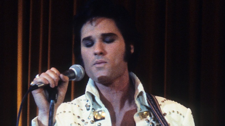 Kurt Russell prepares to sing with Ronnie McDowell's voice in "Elvis"
