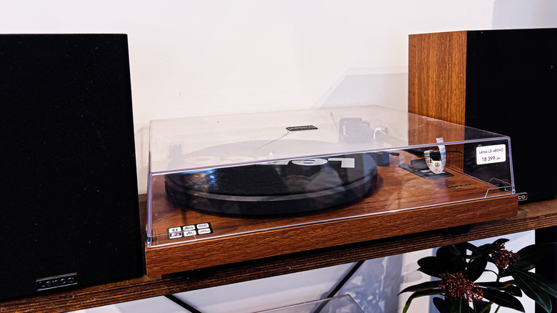 Turntable between two speakers