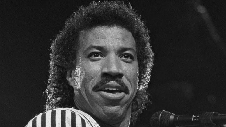 Lionel Richie sings live in a striped suit