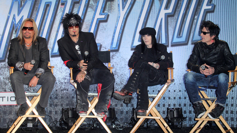 Mötley Crüe sitting down