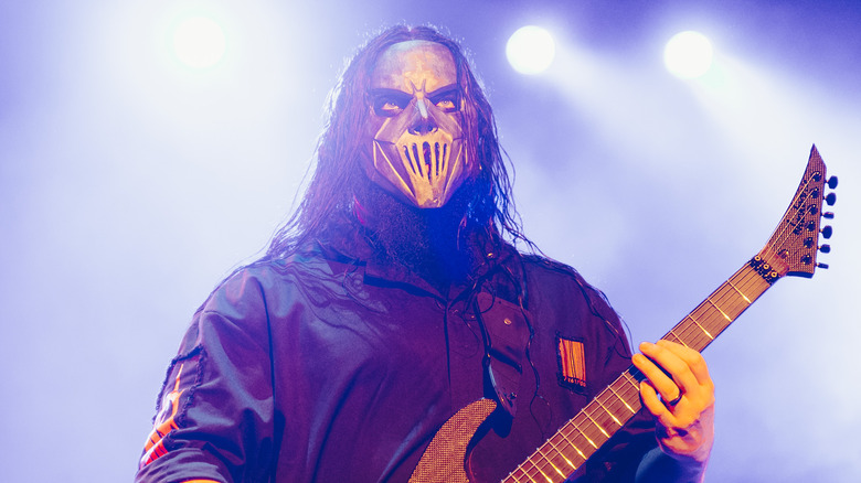 Mick Thomson playing guitar