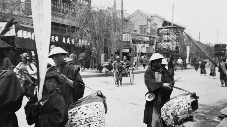 Peking street, early 20th century