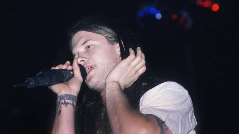 Shannon Hoon singing