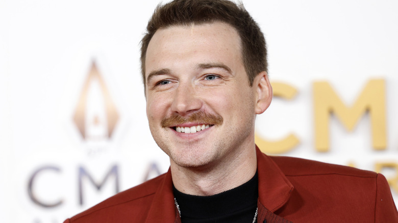 Morgan Wallen grinning gold chain