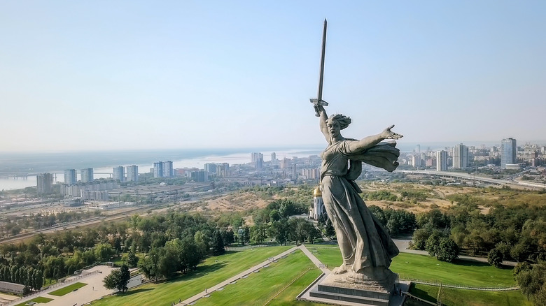 motherland calls statue