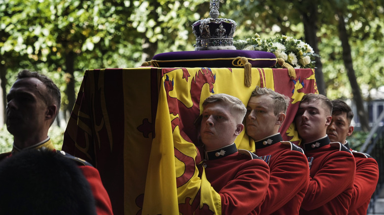 Queen Elizabeth's coffin leaving Buckingham Palace 