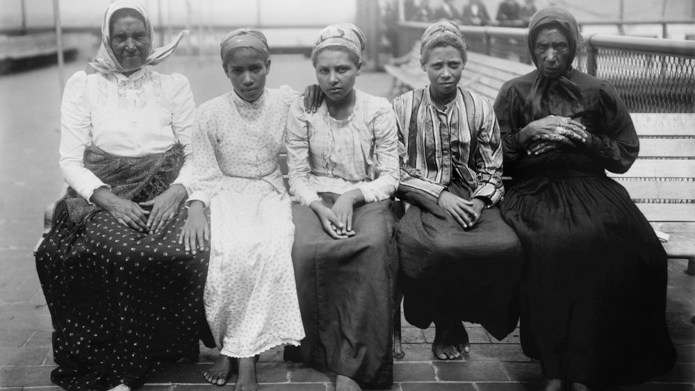 ellis island immigrants
