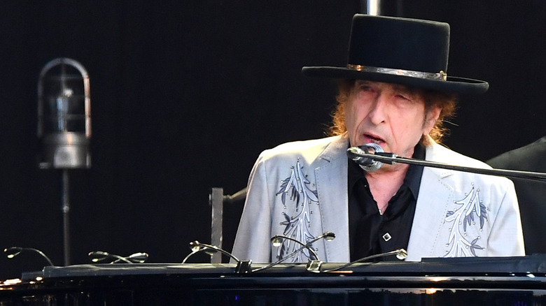 Bob Dylan playing on piano