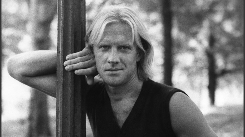Alexander Godunov leans on lampost