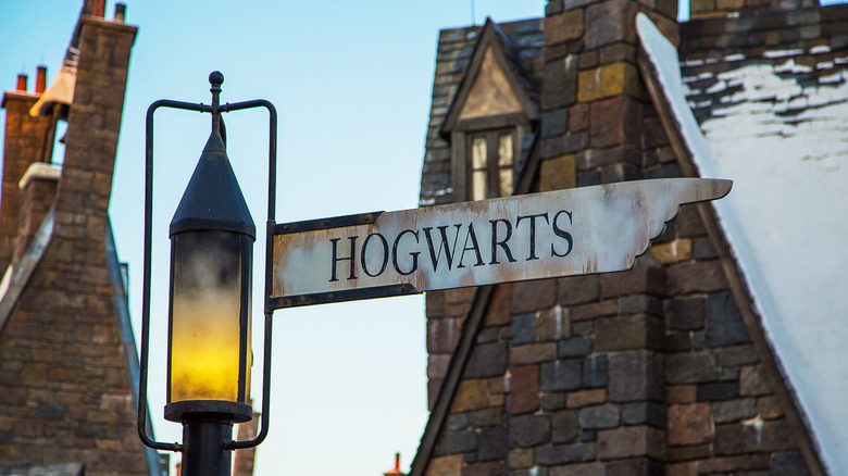 Hogwarts direction sign