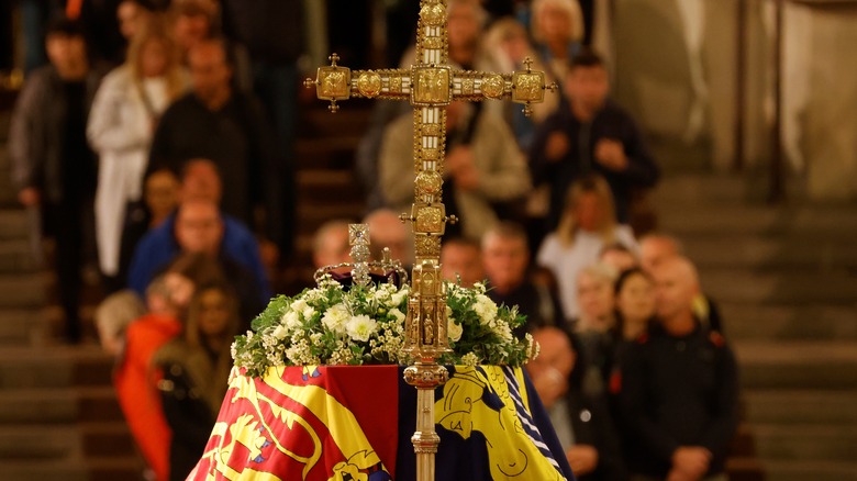 Line to view queen's coffin