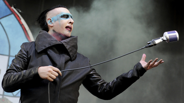 Marilyn Manson swinging microphone