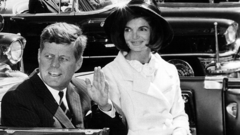 JFK и жена во время парада