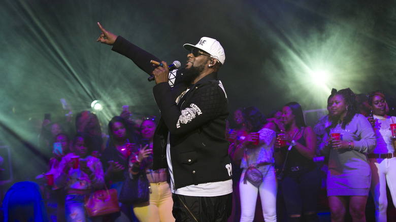 R Kelly raising hand