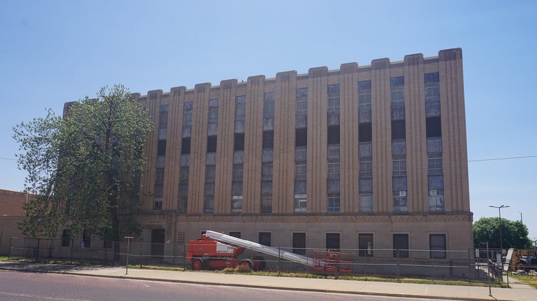 The Lubbock County Jail front facade