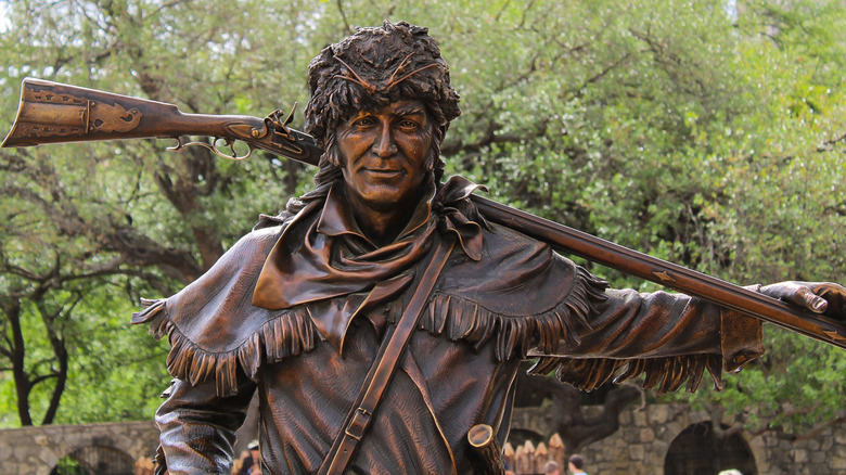Statue of Davy Crockett shoulders his rifle