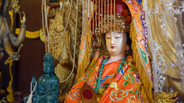 xiwangmu statue on altar