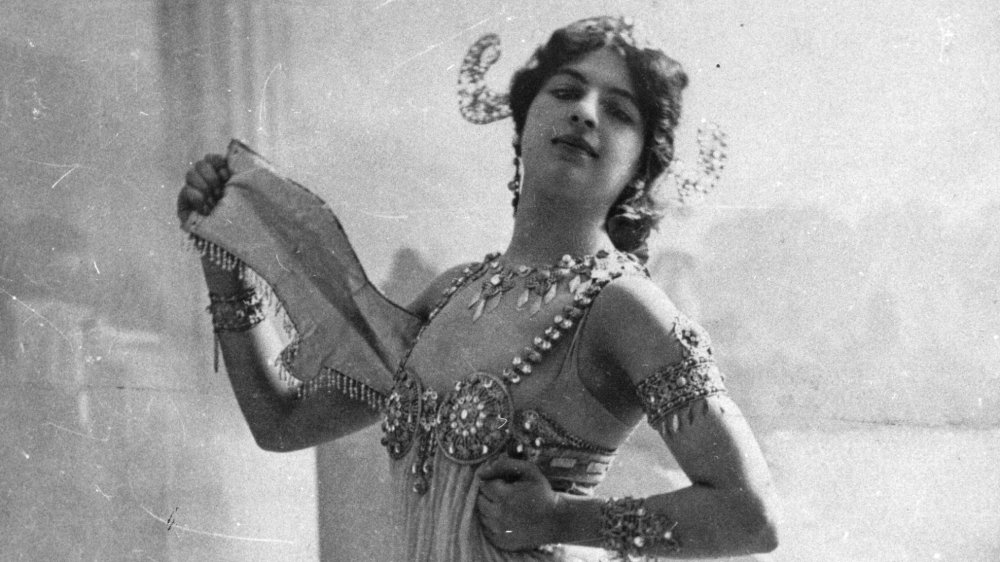 Mata Hari dancing