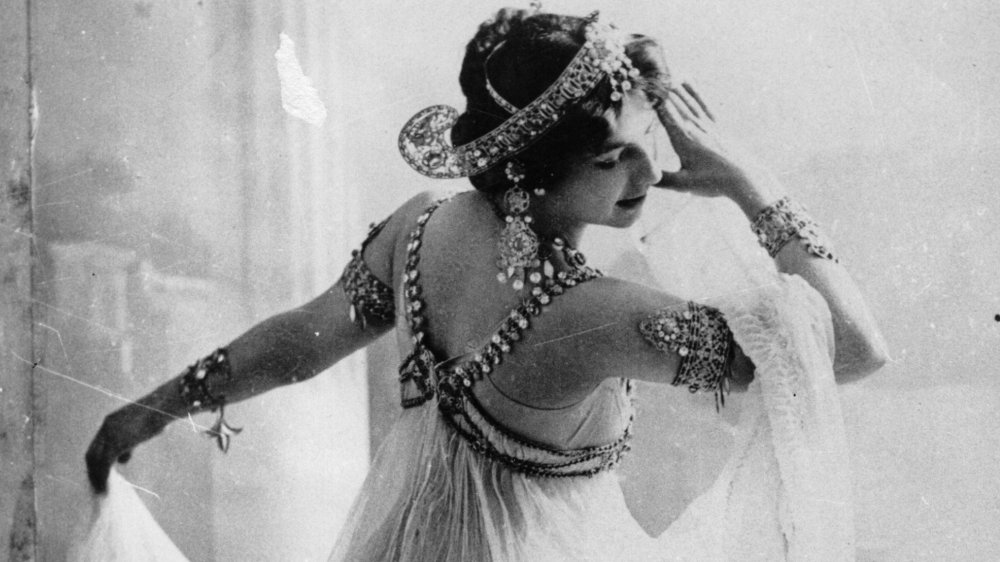 mata hari dancing