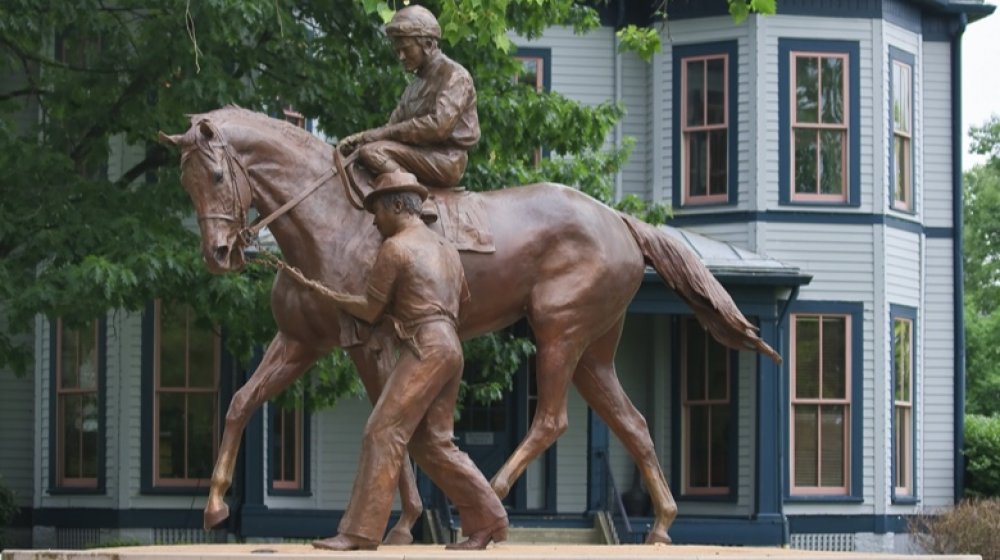 Secretariat statue