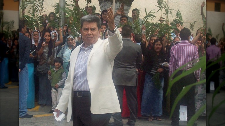 Samuel Joaquín with a group of people