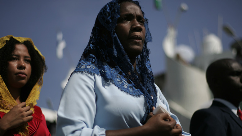 women praying at La Luz del Mundo