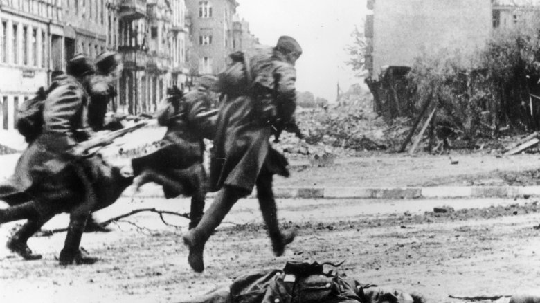 wwii soldiers running in battle