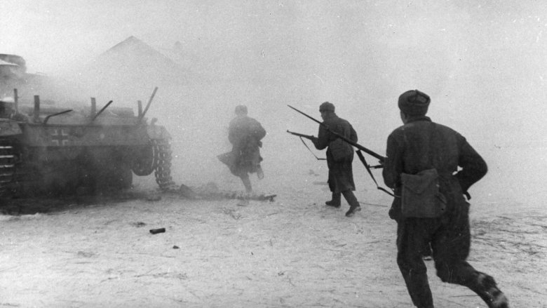 soldiers running with guns