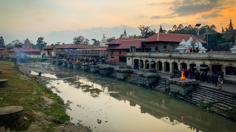 Hindu worshippers at Bagmati River