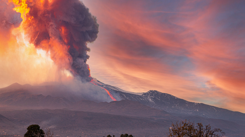 eruption Mt. Etna billowing clouds fire
