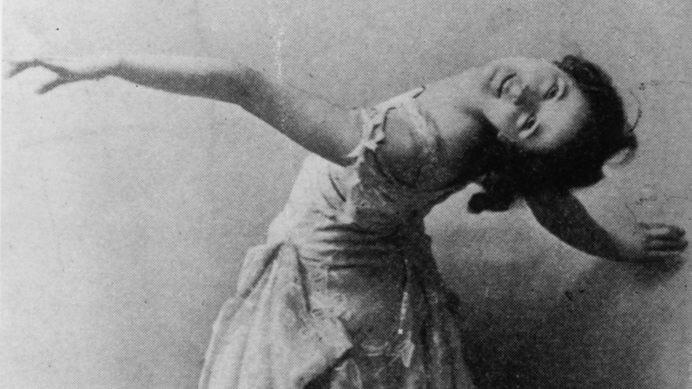isadora duncan leaning back dancing arms outstretched