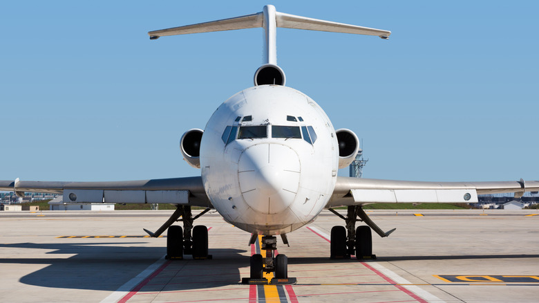 boeing 727 on runway