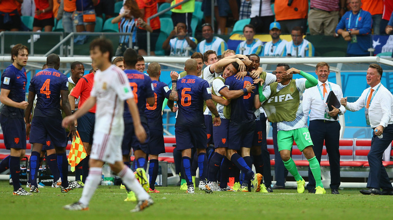 Spain player sulking, Dutch celebrate, 2014