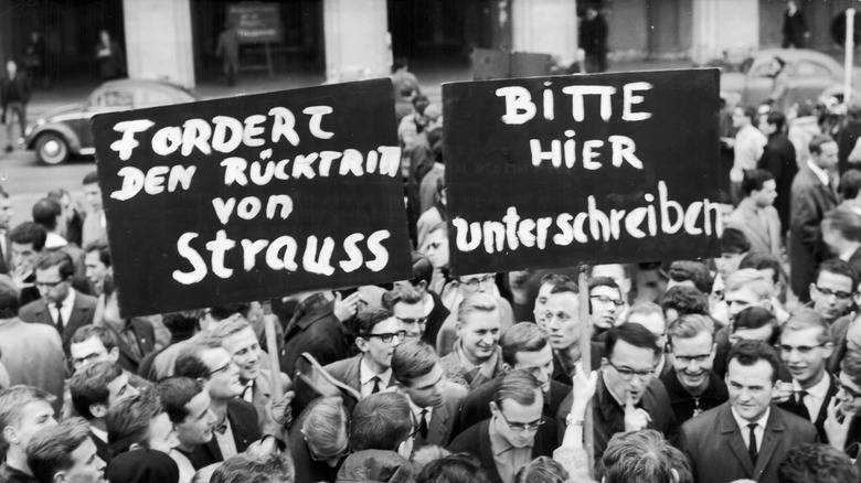 german students signs protesting Der Spiegel affair