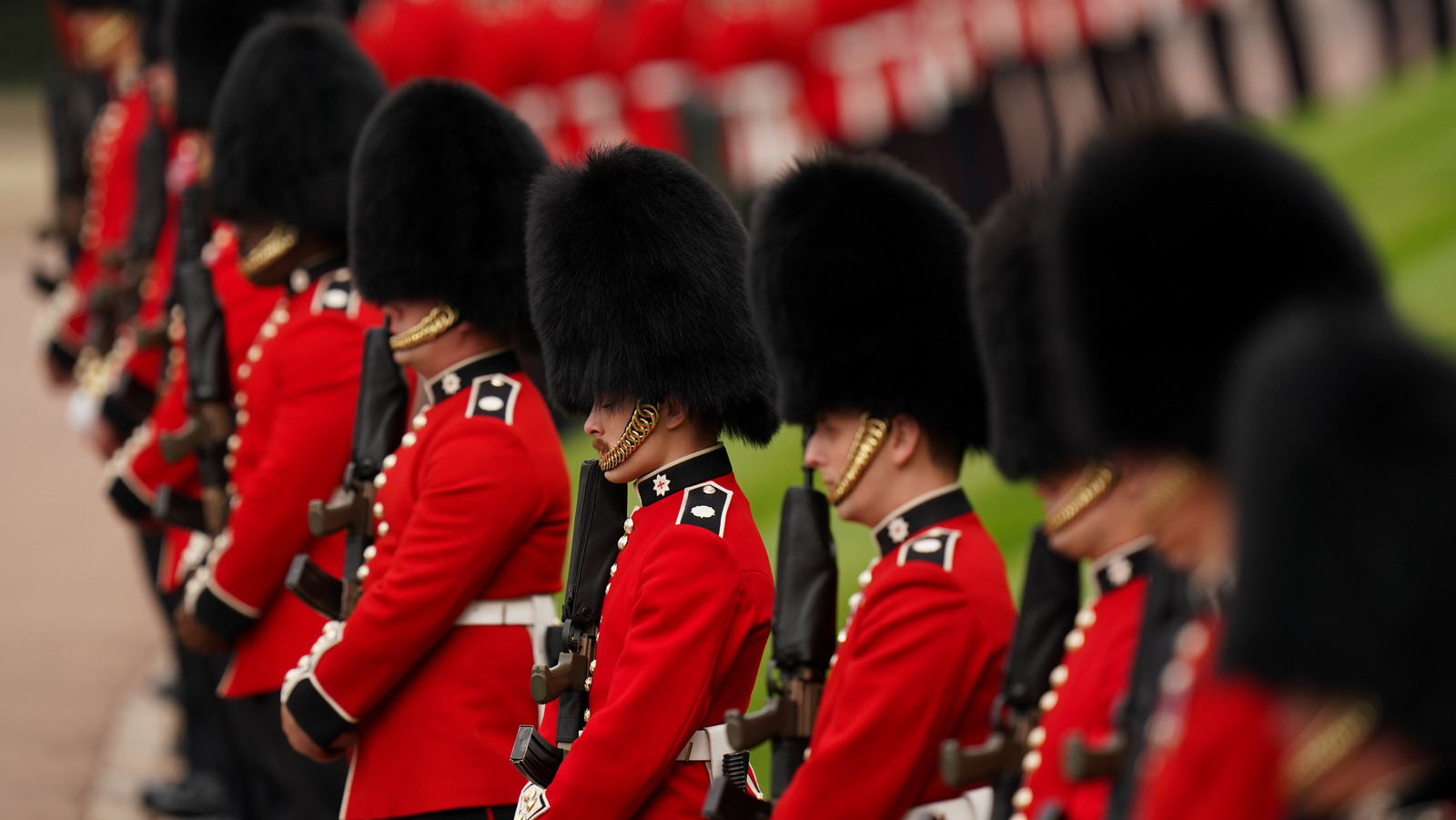 20 INAPPROPRIATE MOMENTS WITH ROYAL GUARDS