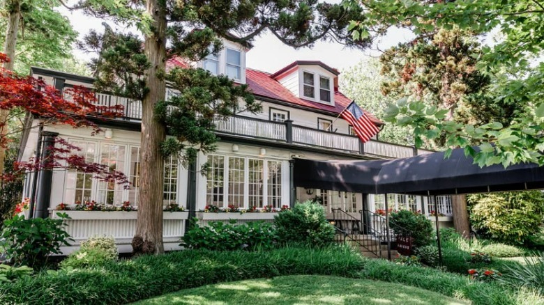 Exterior of the Washington Inn