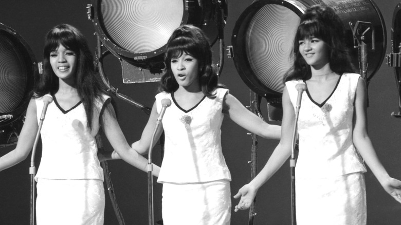 Ронни Спектор (в центре) и Ronettes