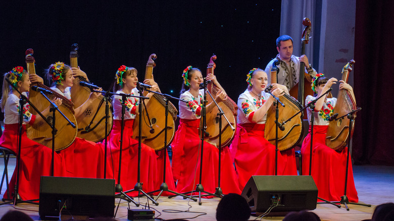 bandurists performing