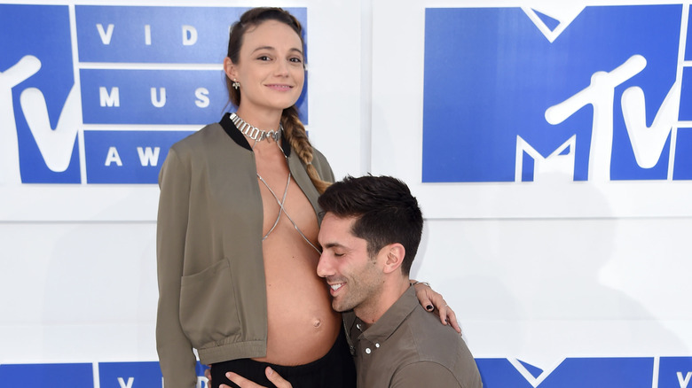 Nev Schulman kissing Lauren Perlongo's pregnant belly