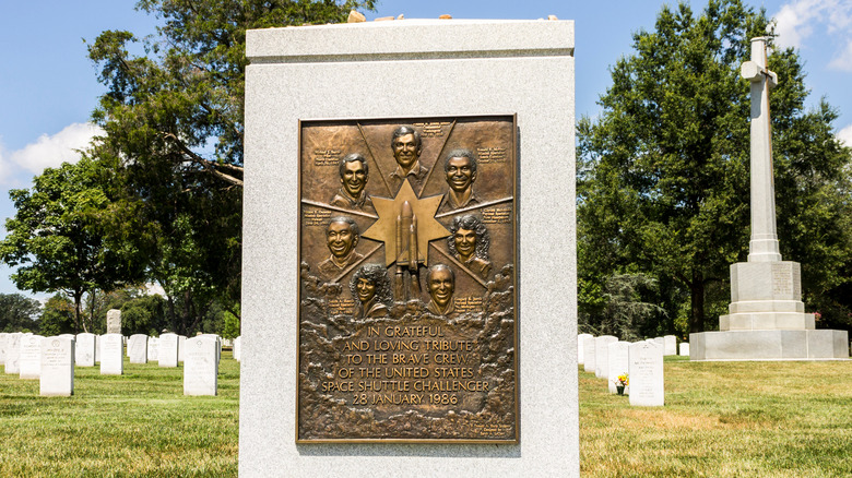 challenger memorial bronze plaque