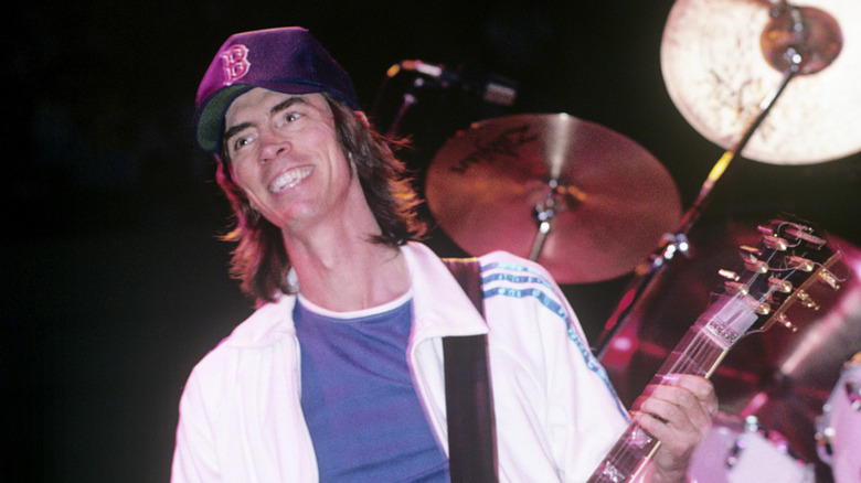 tom scholz smiling on stage in 1987