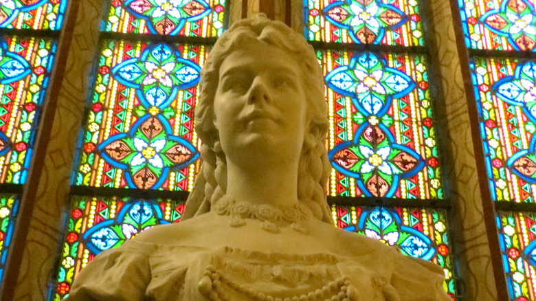 Statue of Queen Elizabeth of Hungary.