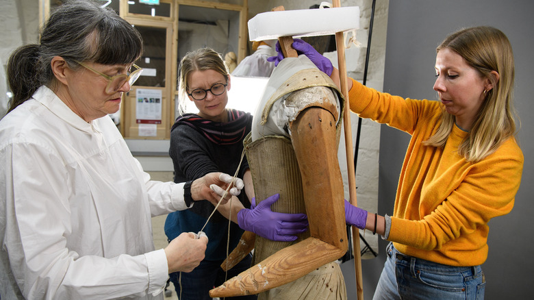 people conserving royal effigy