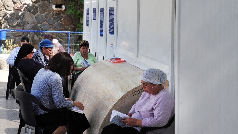 Jews praying at Maimonides' tomb