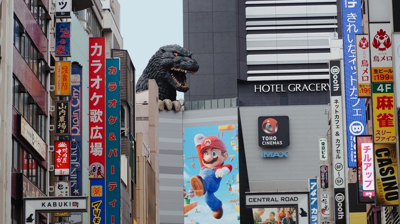 Godzilla statue Kabuki-cho, Tokyo