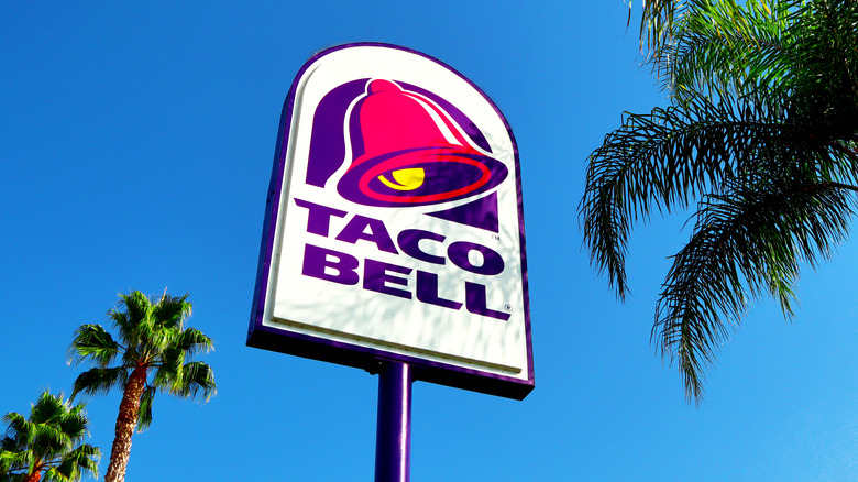 A Taco Bell sign