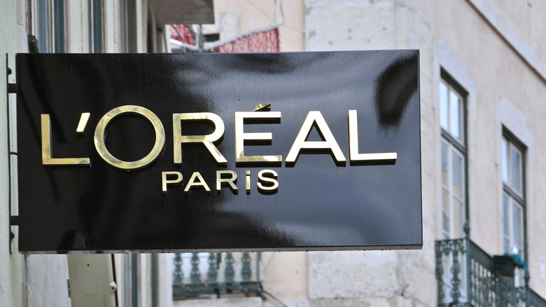 black and gold l'oreal paris sign