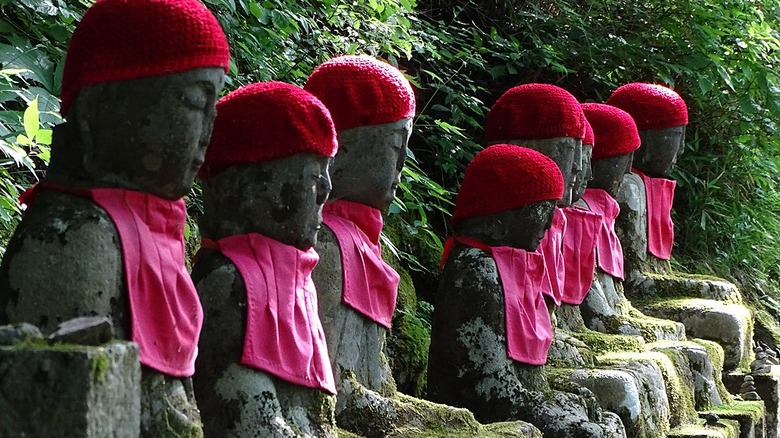 jizo statues lined up